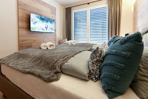 Boutique ChaletS Alpi – Private Sauna Cinema – Five-Bedroom House with Sauna and Cinema Room (red)